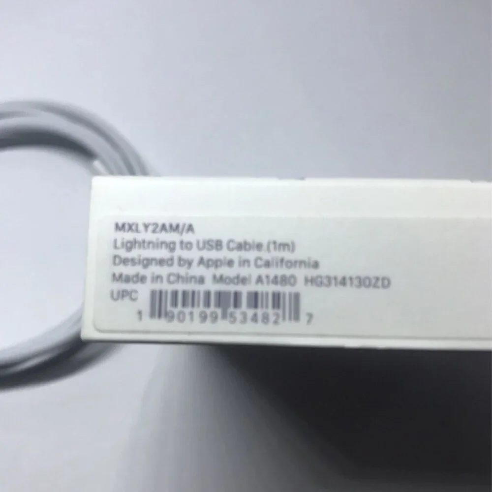 🍒 Official Apple USB-C to Lightning Cable [ 1m in Length ]